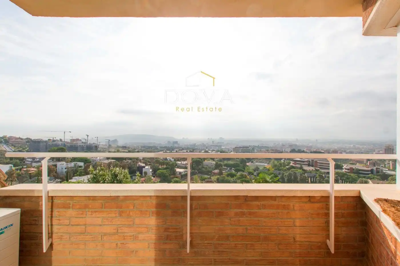 Vista exterior de Casa adosada en venta en Esplugues de Llobregat con Aire acondicionado, Calefacción y Terraza