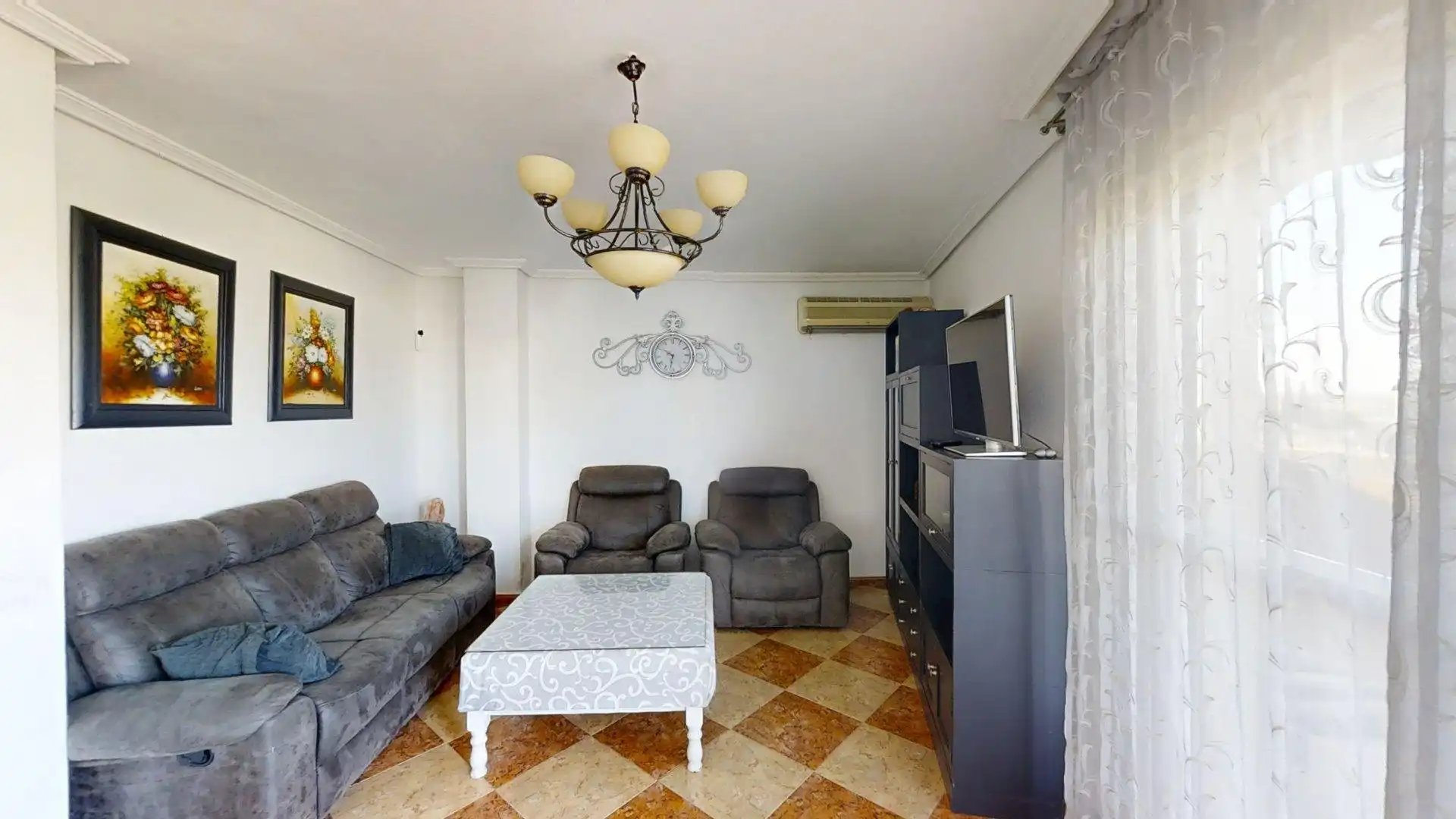 Sala d'estar de Àtic de lloguer en Bailén amb Aire condicionat, Terrassa i Moblat