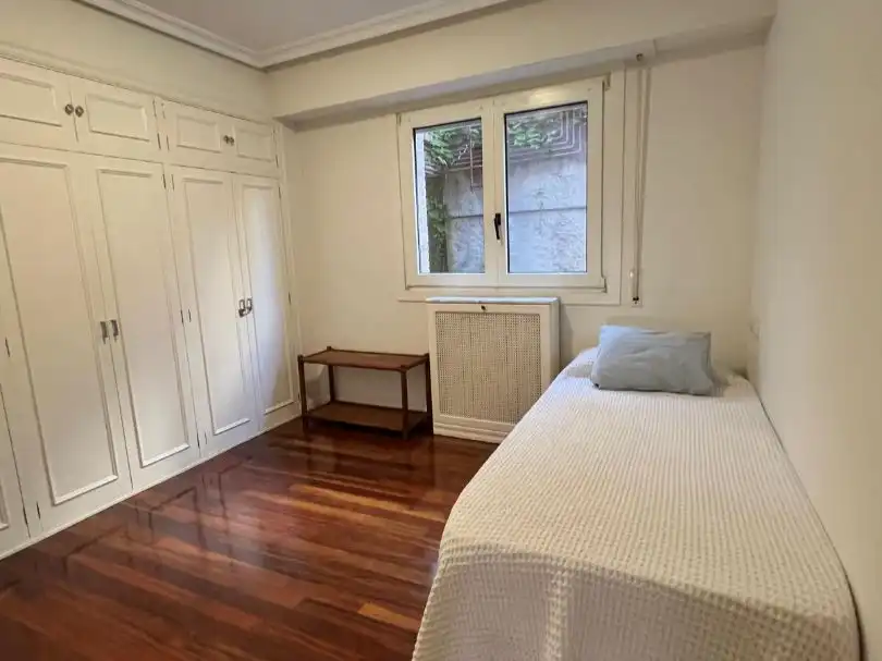 Schlafzimmer von Wohnung zur Miete in Donostia - San Sebastián  mit Heizung, Parkett und Terrasse