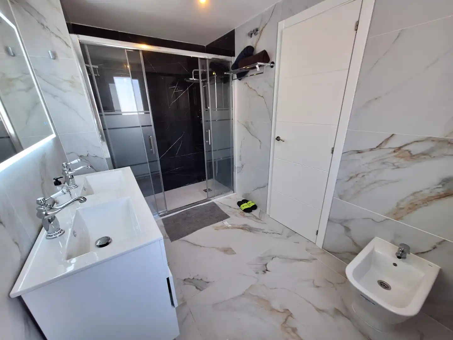 Baño de Casa adosada de alquiler en Fuengirola con Terraza, Trastero y Piscina comunitaria