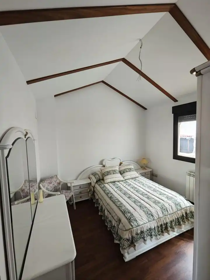 Dormitori de Casa adosada en venda en Motilleja amb Calefacció, Terrassa i Moblat