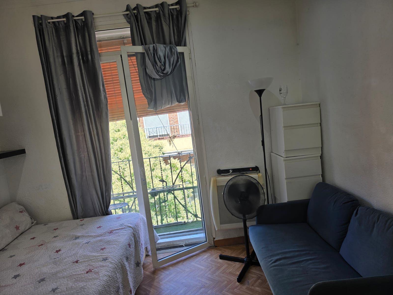 Bedroom of Study to share in  Madrid Capital  with Air Conditioner, Furnished and TV