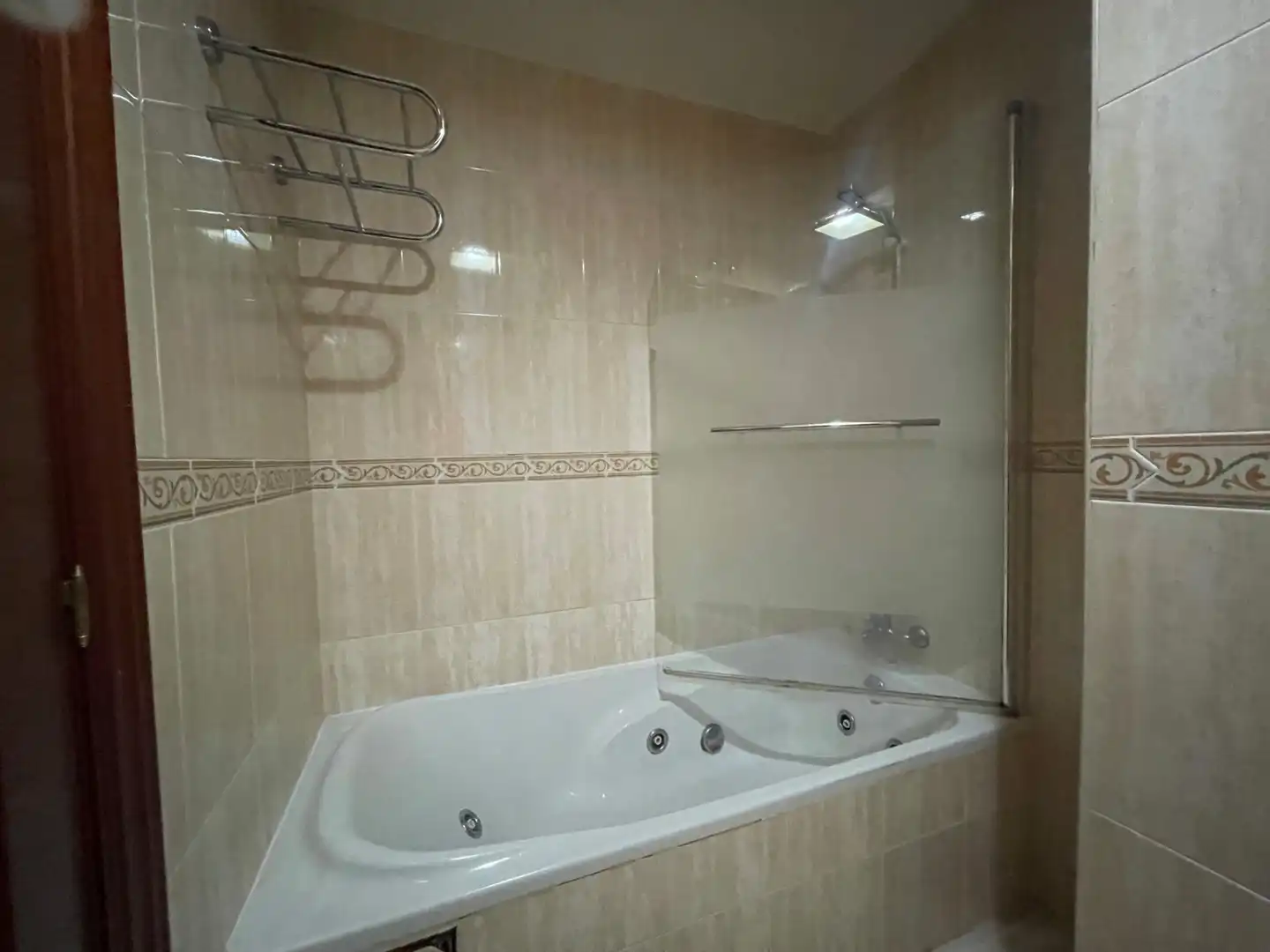 Bathroom of Apartments for rent in Villaquilambre  with Heating, Parquet flooring and Furnished