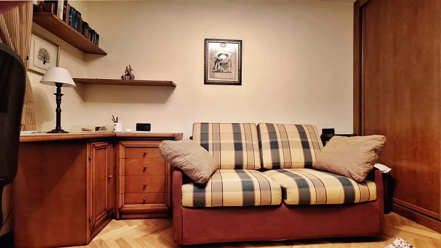 Sala de estar de Piso de alquiler en Oviedo  con Calefacción, Parquet y Amueblado
