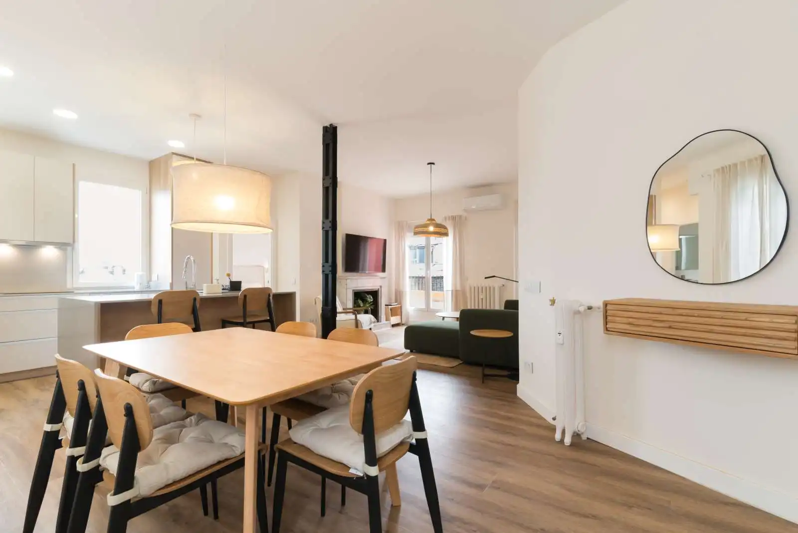 Menjador de Apartament per a compartir en  Madrid Capital amb Aire condicionat, Terrassa i Moblat