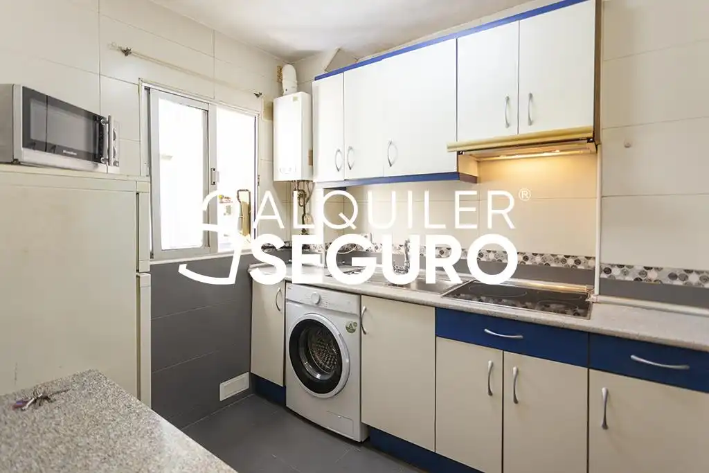 Cocina de Piso de alquiler en Madrid con Calefacción, Terraza y Amueblado