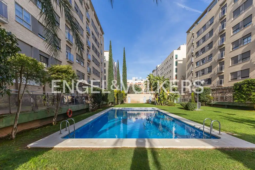 Vista exterior de Ático en venta en Valencia con Aire acondicionado, Calefacción y Jardín privado