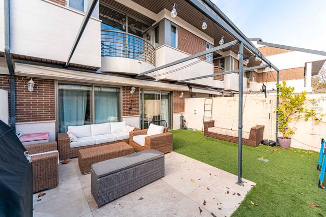 Casa adosada en Venta en Calle Arroyo de los Viales en Centro Comercial - Hospital