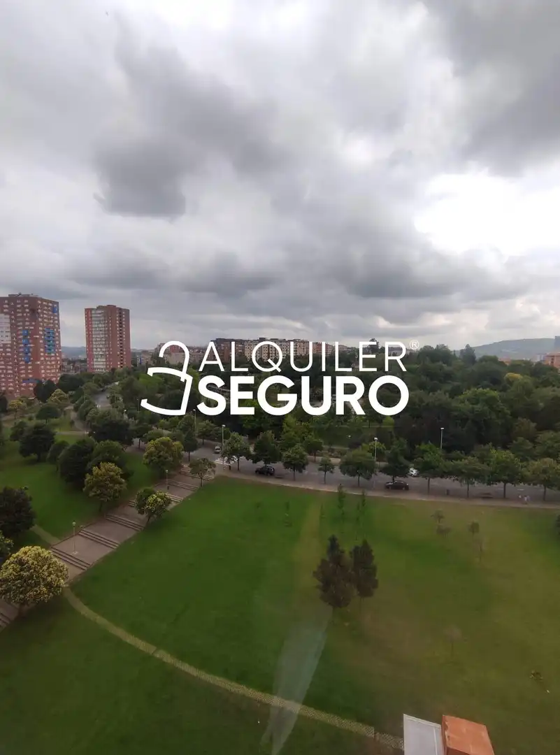 Vista exterior de Pis de lloguer en Barakaldo  amb Calefacció i Moblat