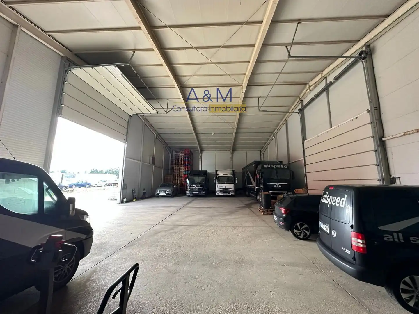 Parkplatz von Fabrikhallen zur Miete in Mojados