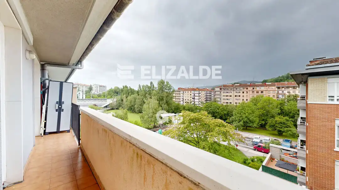 Vista exterior de Àtic en venda en Errenteria amb Calefacció, Jardí privat i Terrassa
