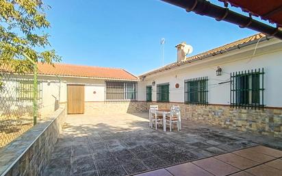 Vista exterior de Casa o xalet en venda en Vegas del Genil amb Aire condicionat, Jardí privat i Terrassa