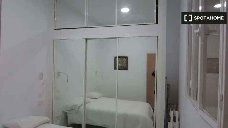 Dormitori de Pis de lloguer en Madrid amb Aire condicionat, Calefacció i Moblat