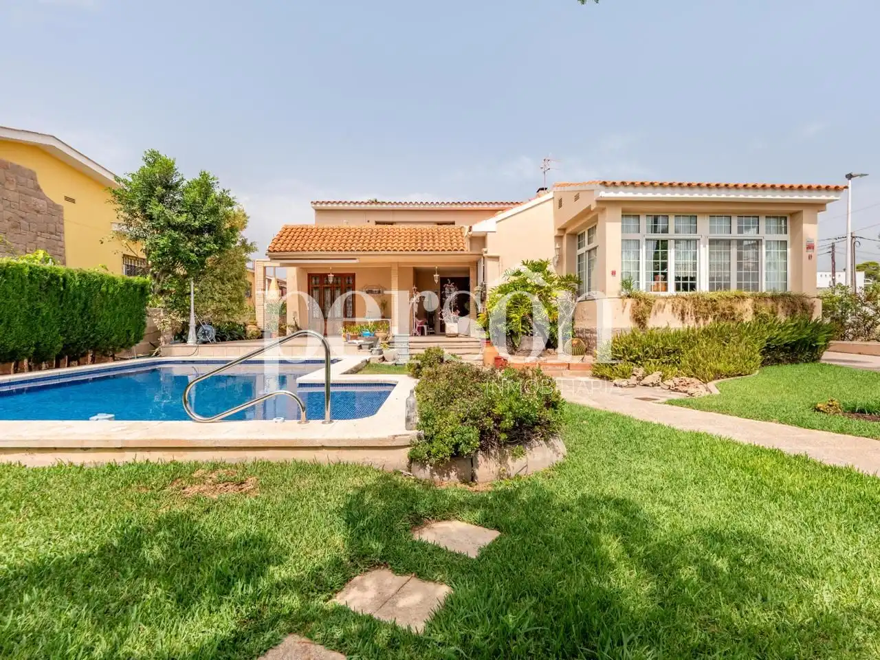 Vista exterior de Casa o xalet en venda en Castellón de la Plana / Castelló de la Plana amb Aire condicionat, Calefacció i Jardí privat