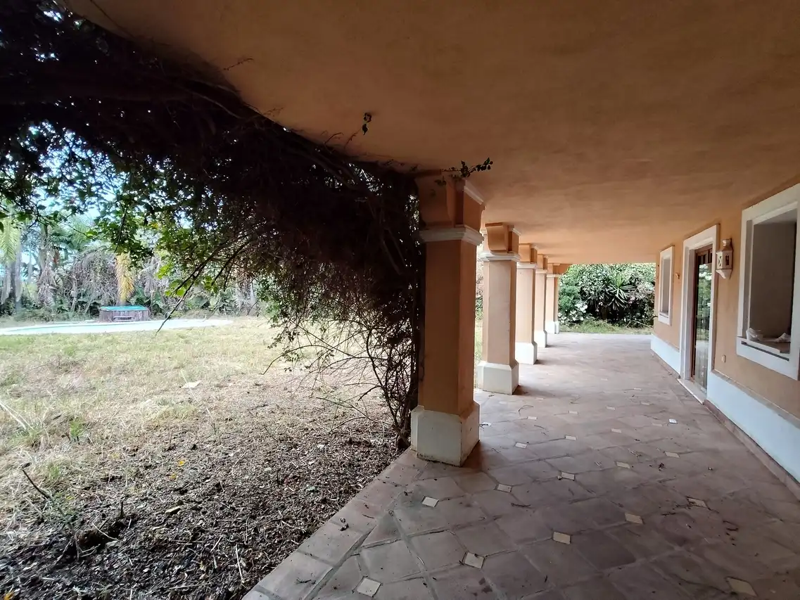 Vista exterior de Casa o xalet en venda en Estepona amb Jardí privat, Terrassa i Traster