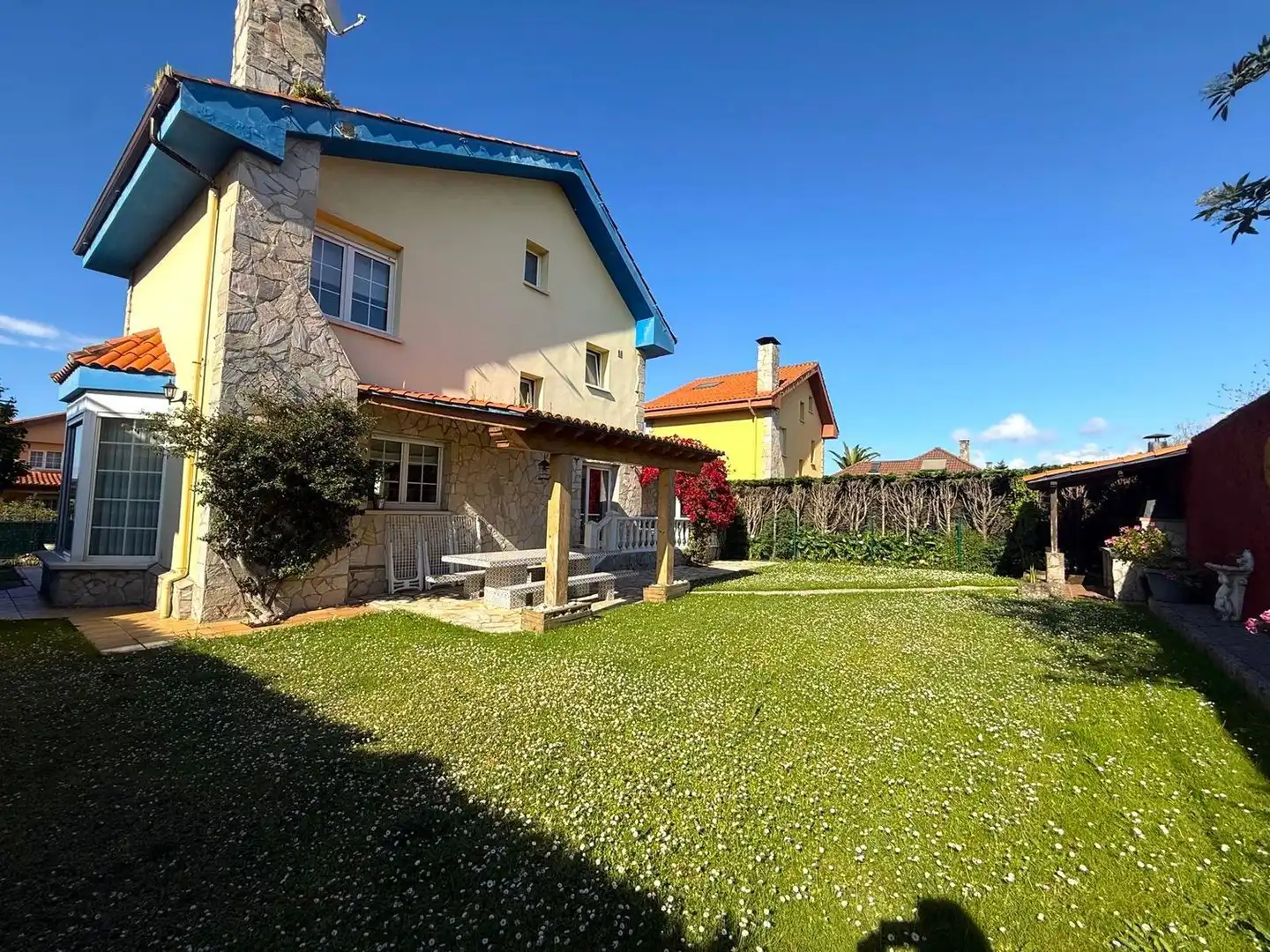 Vista exterior de Casa o chalet en venta en Gijón  con Calefacción, Terraza y Piscina