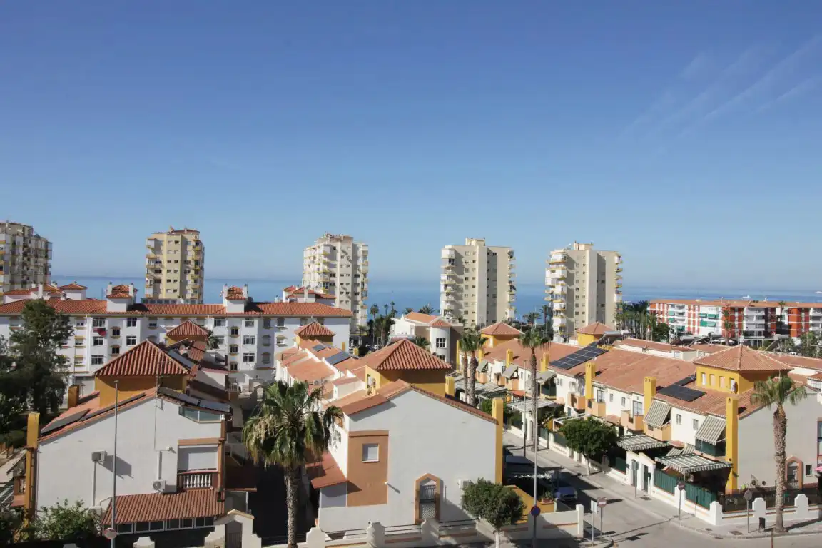 Vista exterior de Piso en venta en Vélez-Málaga con Terraza y Piscina comunitaria