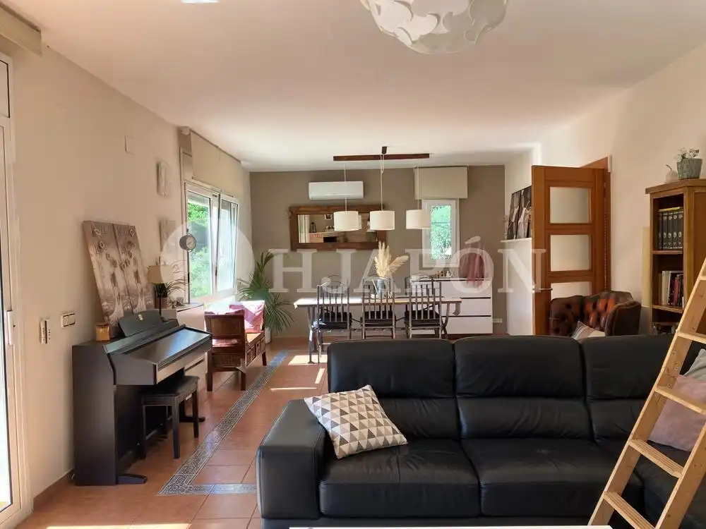 Sala d'estar de Casa o xalet en venda en Alella amb Aire condicionat, Calefacció i Jardí privat