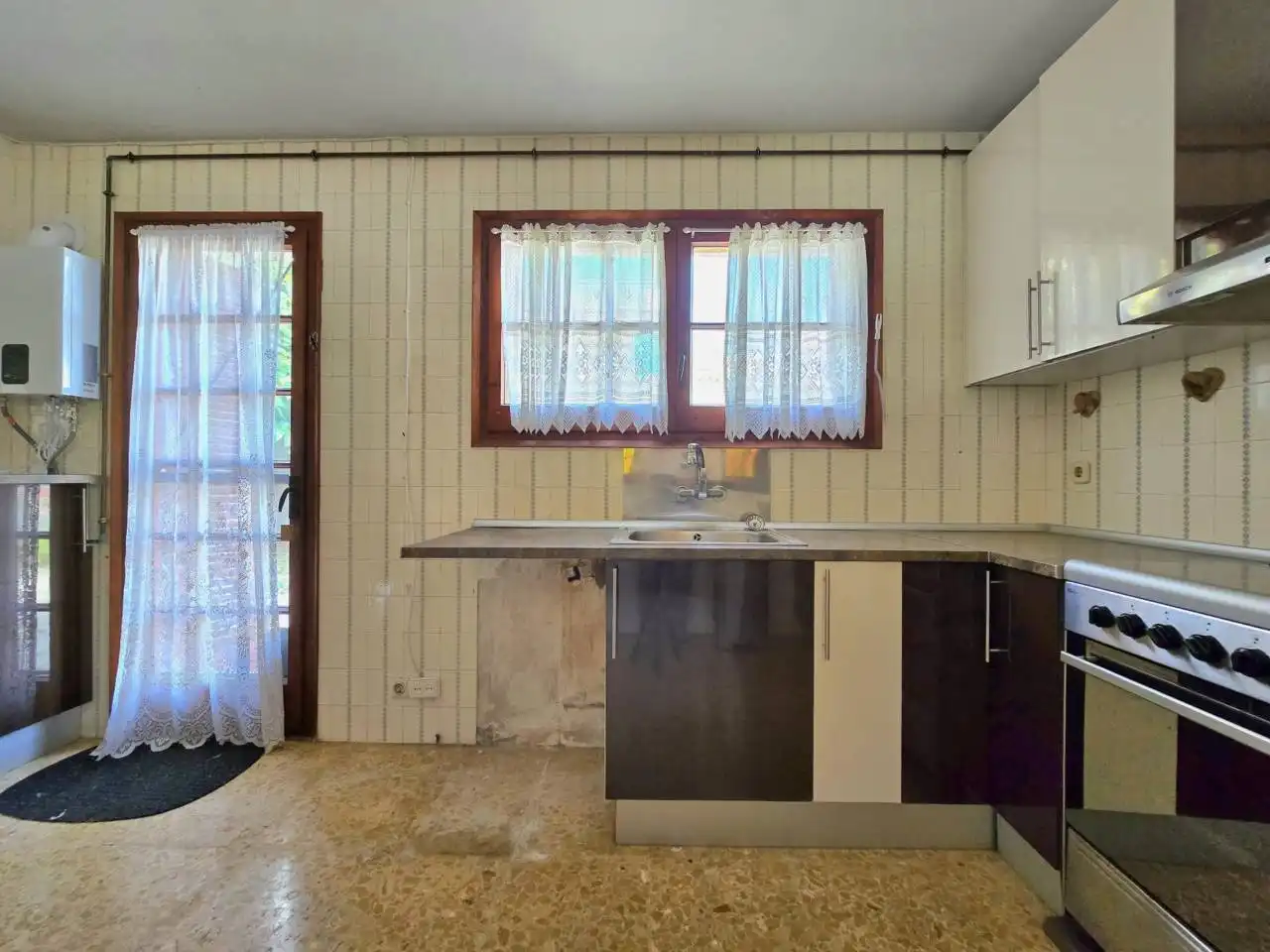 Cuina de Casa o xalet en venda en Vilanova i la Geltrú amb Jardí privat i Terrassa