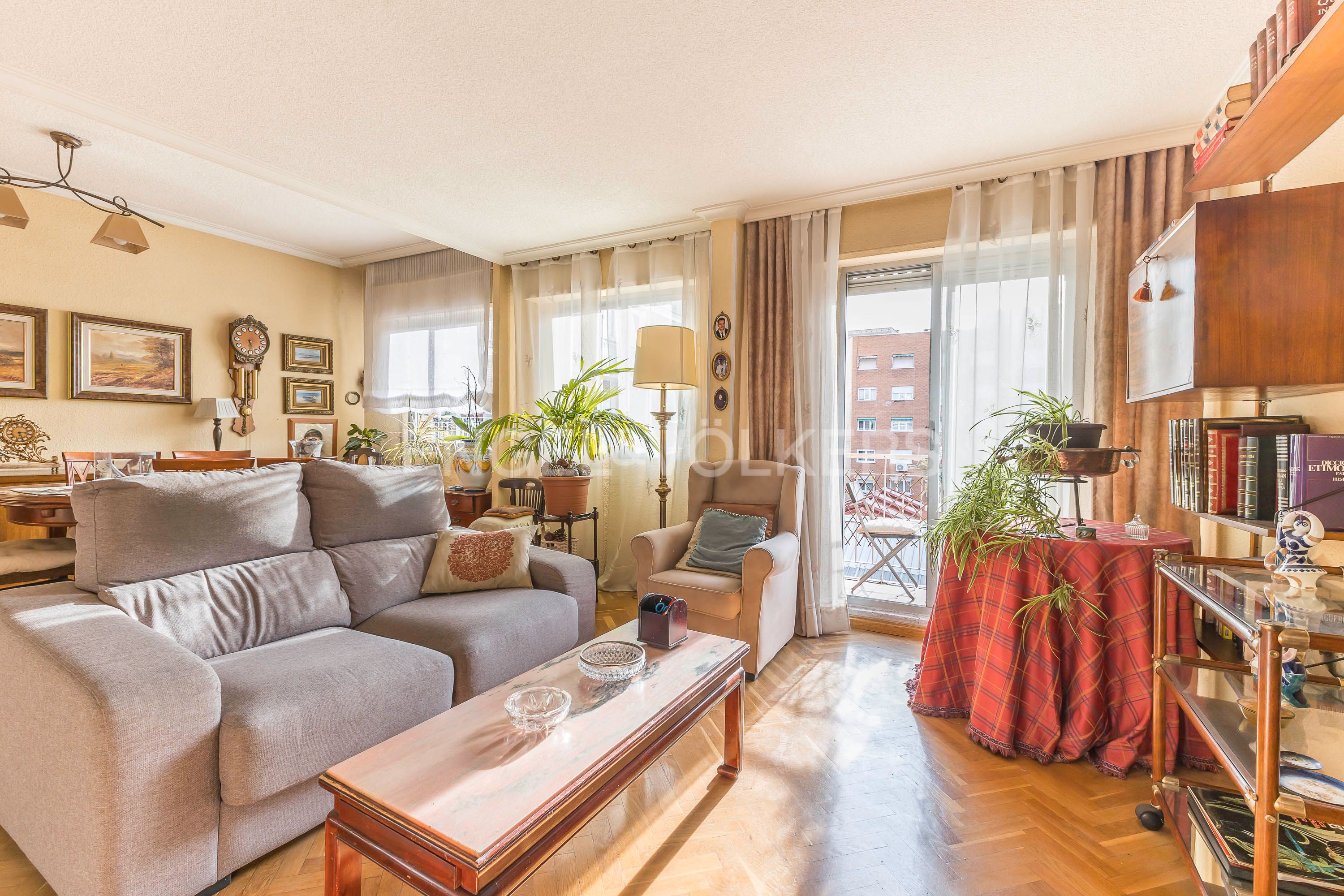 Sala d'estar de Apartament en venda en  Madrid Capital amb Calefacció i Terrassa