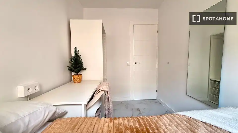 Dormitori de Apartament per a compartir en Sevilla amb Aire condicionat, Calefacció i Terrassa