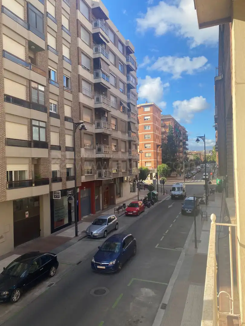 Vista exterior de Oficina en venda en  Logroño amb Calefacció, Terrassa i Traster