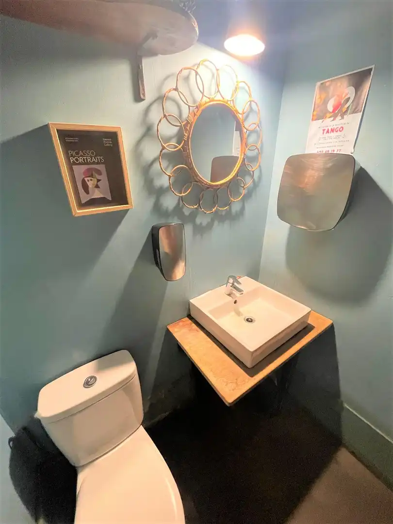 Badezimmer von Geschaftsraum zum Verkauf in  Palma de Mallorca mit Klimaanlage, Heizung und Terrasse