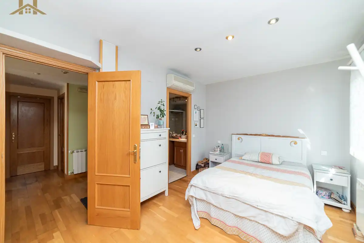 Habitación de Casa adosada en venta en Leganés con Aire acondicionado, Calefacción y Jardín privado