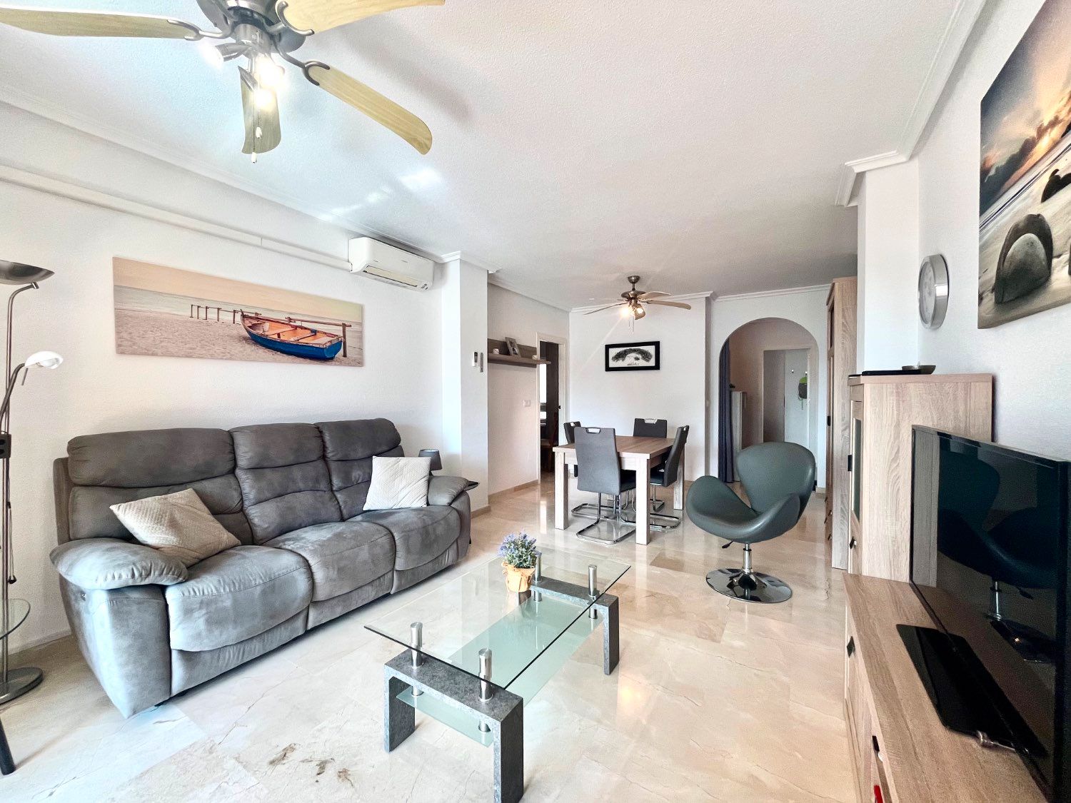 Sala d'estar de Apartament en venda en Orihuela amb Aire condicionat, Piscina i Moblat