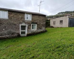 Vista exterior de Casa adosada en venda en Cesuras amb Jardí privat i Traster