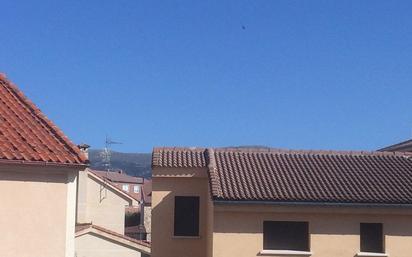 Vista exterior de Casa adosada en venda en Palazuelos de Eresma amb Aire condicionat, Calefacció i Terrassa