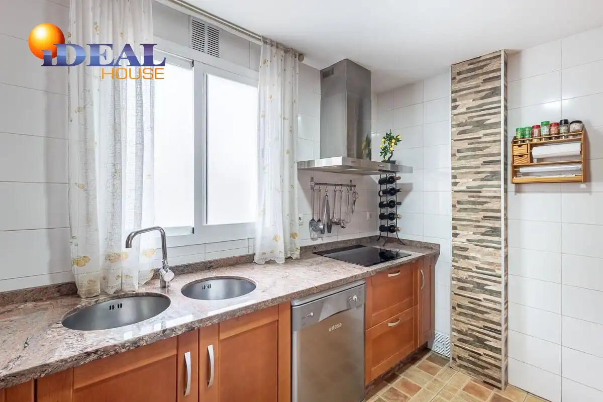 Kitchen of Flat for sale in Granada