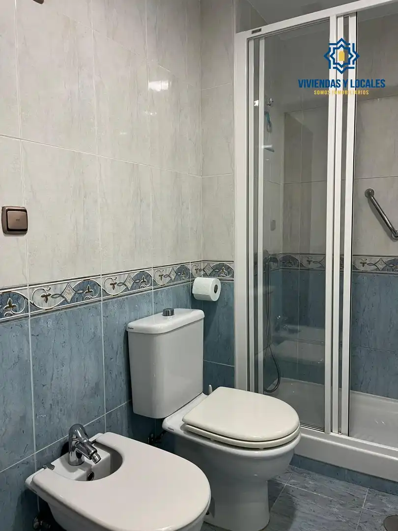 Baño de Piso de alquiler en Granada con Aire acondicionado, Amueblado y Balcón