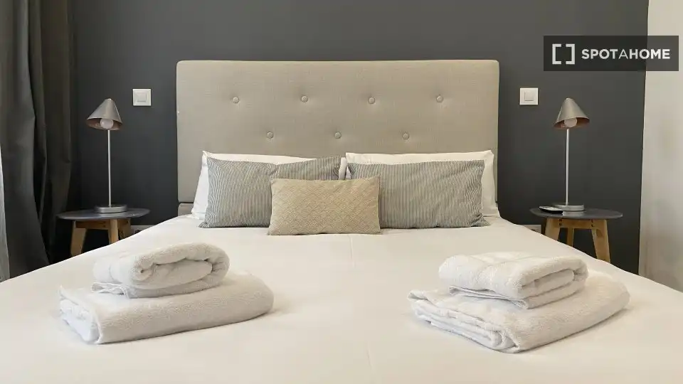 Dormitori de Apartament per a compartir en Madrid amb Aire condicionat, Terrassa i Moblat