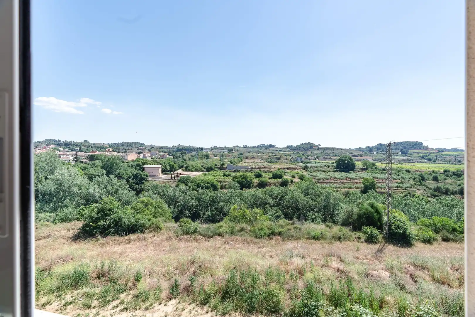 Einfamilien-Reihenhaus zum Verkauf in Vila-rodona mit Privatgarten und Ofen