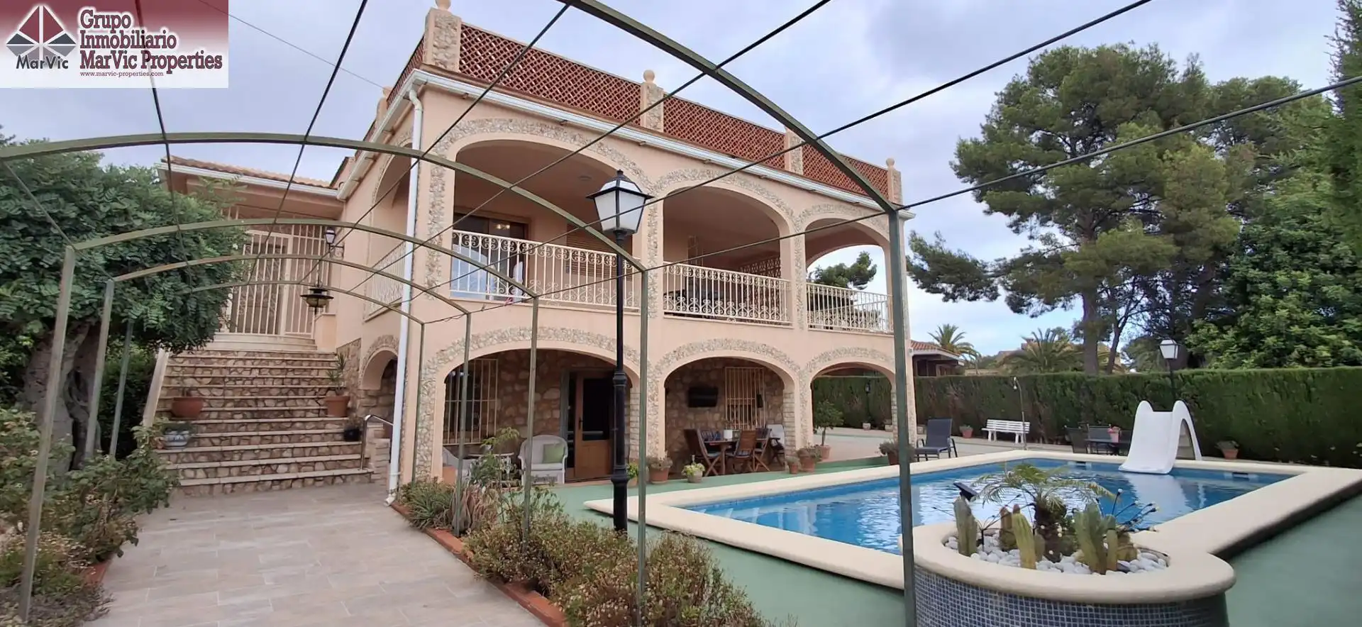 Piscina de Casa o xalet en venda en Benidorm amb Aire condicionat, Jardí privat i Terrassa