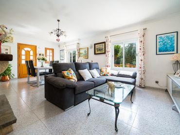 Detached house with pool for sale in Es Garrovers