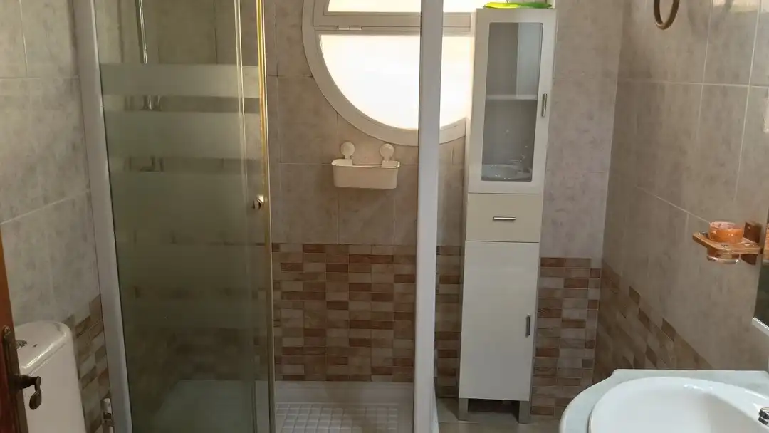 Badezimmer von Wohnungen zum Verkauf in Xeraco mit Klimaanlage, Privatgarten und Terrasse