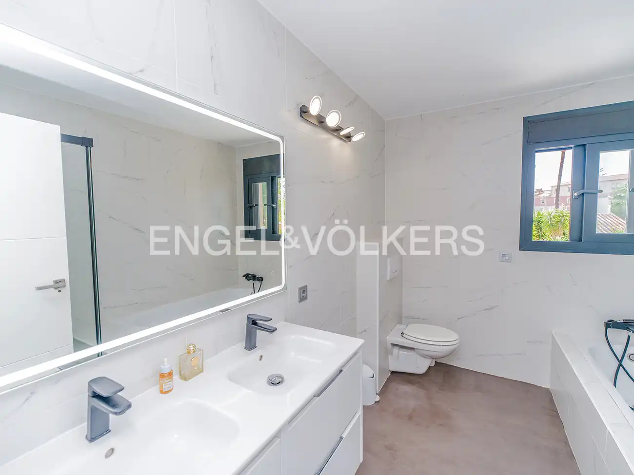 Baño de Casa o chalet en venta en El Campello con Aire acondicionado, Calefacción y Jardín privado