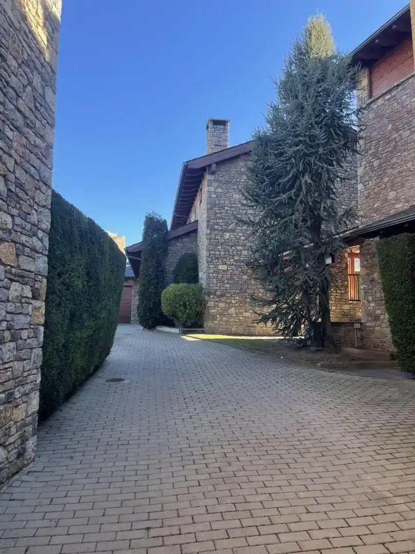 Vista exterior de Casa adosada en venda en Prats i Sansor amb Jardí privat, Parquet i Traster