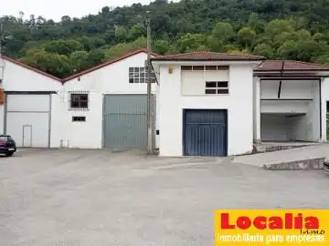 Außenansicht von Fabrikhallen zur Miete in Valdáliga