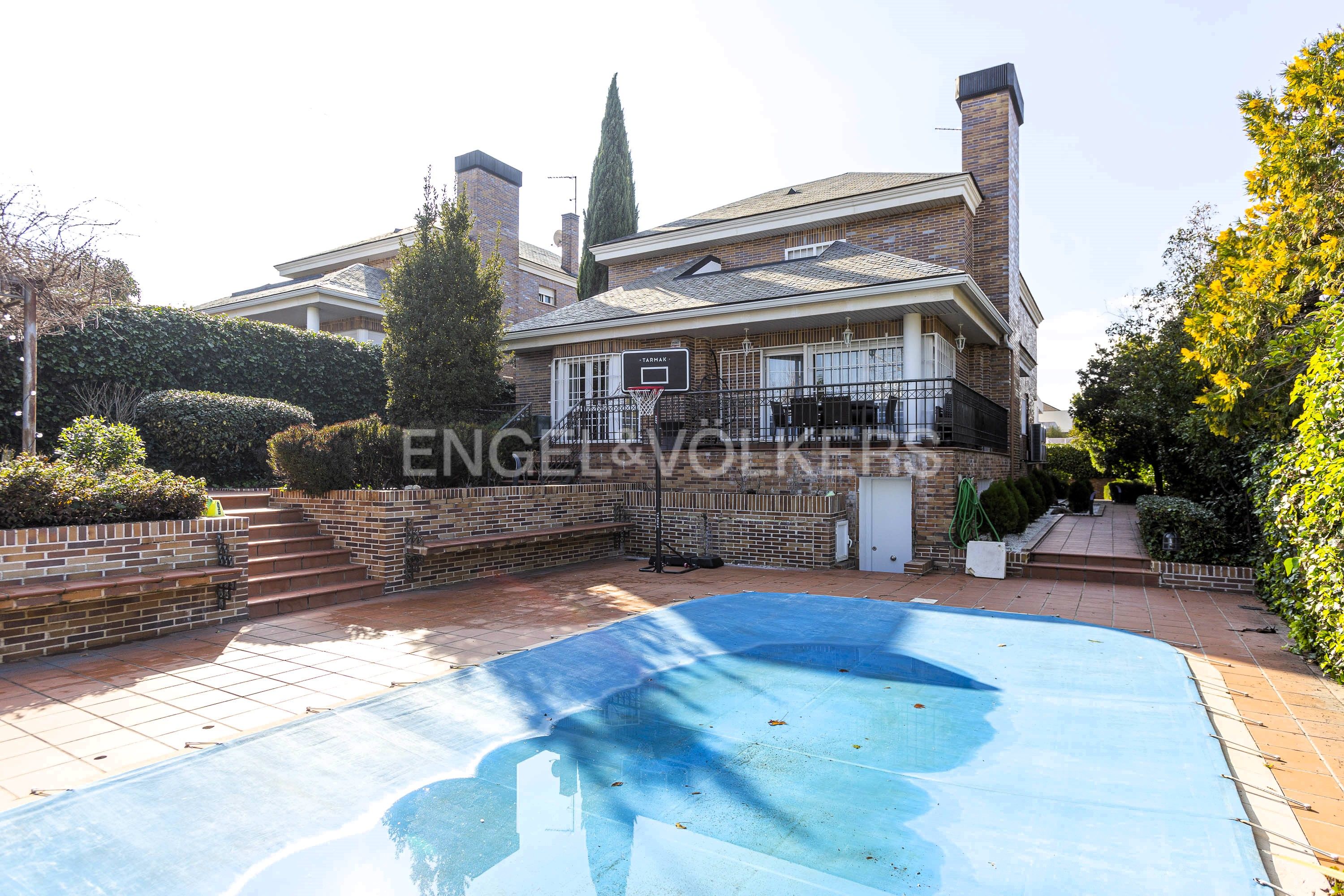 Vista exterior de Casa o xalet en venda en Las Rozas de Madrid amb Aire condicionat, Calefacció i Jardí privat