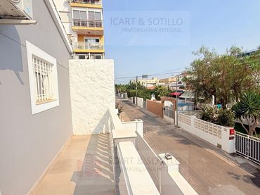 Villa con balcone in vendita a Les Salines