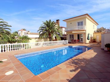 Casa amb piscina en venda a Cap Ras - Creus - Falconera
