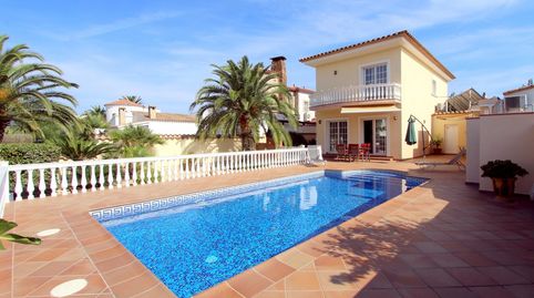 Casa con 3 dormitorios al canal situada en uno de los canales anchos y cerca del canal principal de Empuriabrava