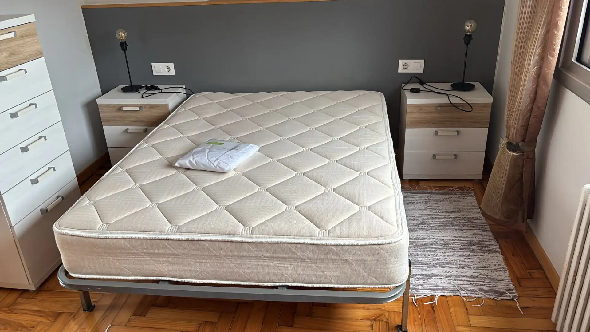 Dormitori de Apartament de lloguer en Vigo  amb Calefacció, Parquet i Moblat