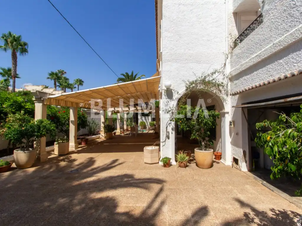 Vista exterior de Casa o xalet en venda en Dénia amb Aire condicionat, Jardí privat i Terrassa