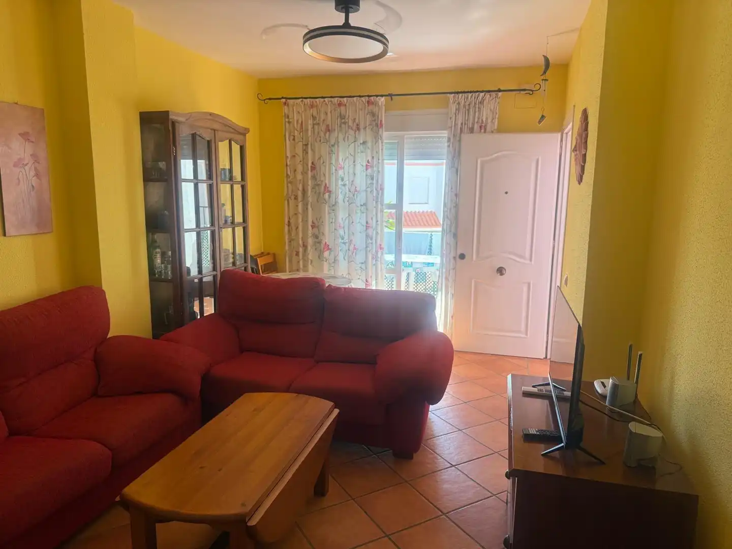 Sala d'estar de Apartament en venda en Chiclana de la Frontera amb Jardí privat, Terrassa i Moblat