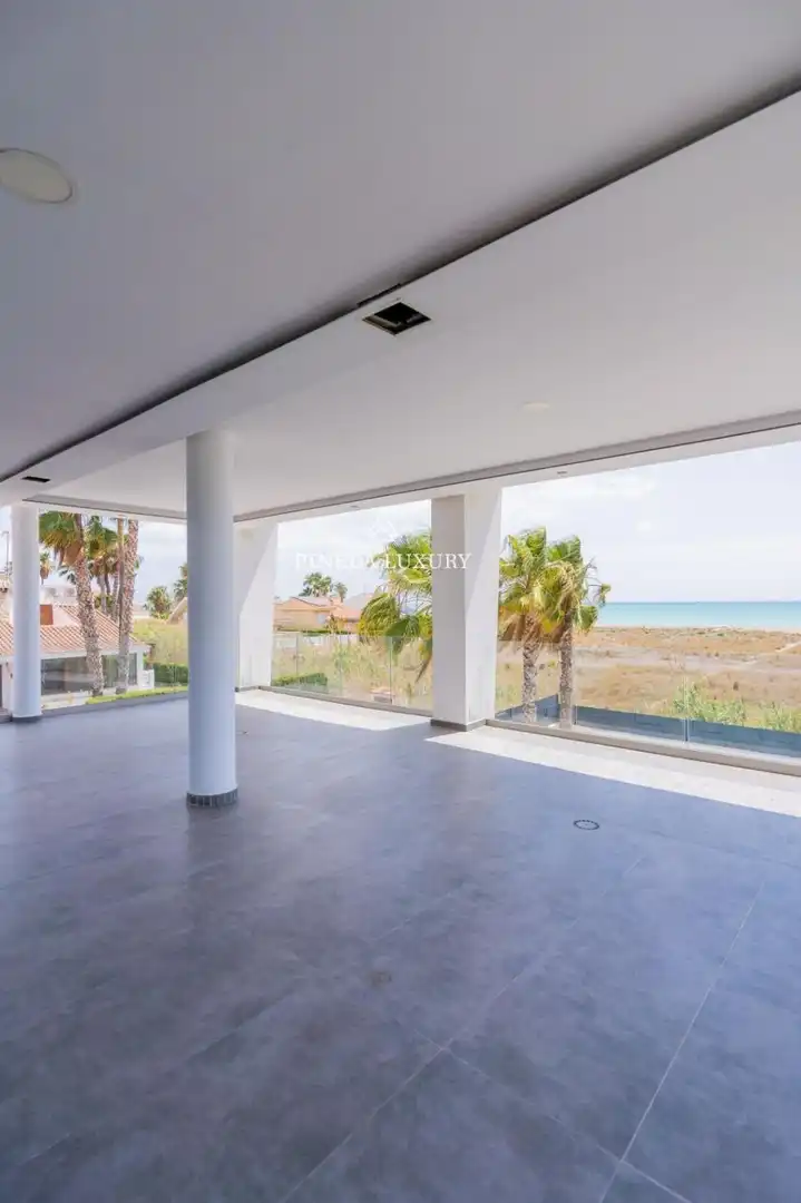 Houses for sale in Calle Sagunto, Corinto - Almarda