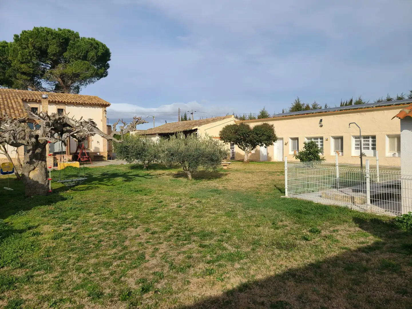 Vista exterior de Casa o xalet en venda en Zaragoza amb Aire condicionat, Calefacció i Jardí privat